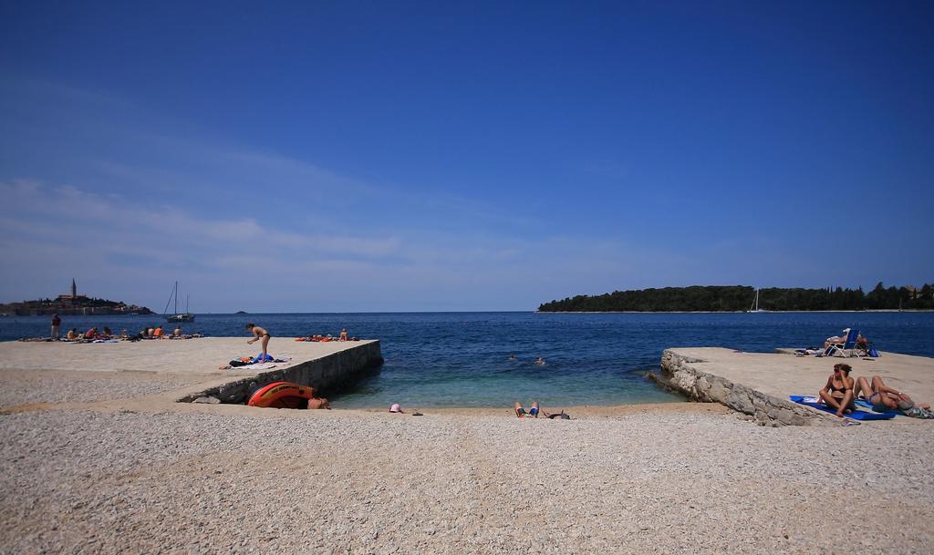Eurocamp Mobile Homes At Campsite Porton Biondi ロヴィニ エクステリア 写真